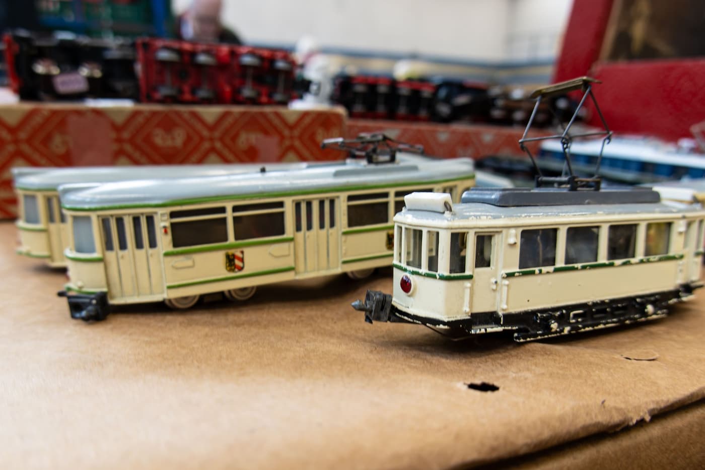 Historische Straßenbahnmodelle auf einem Verkaufstisch