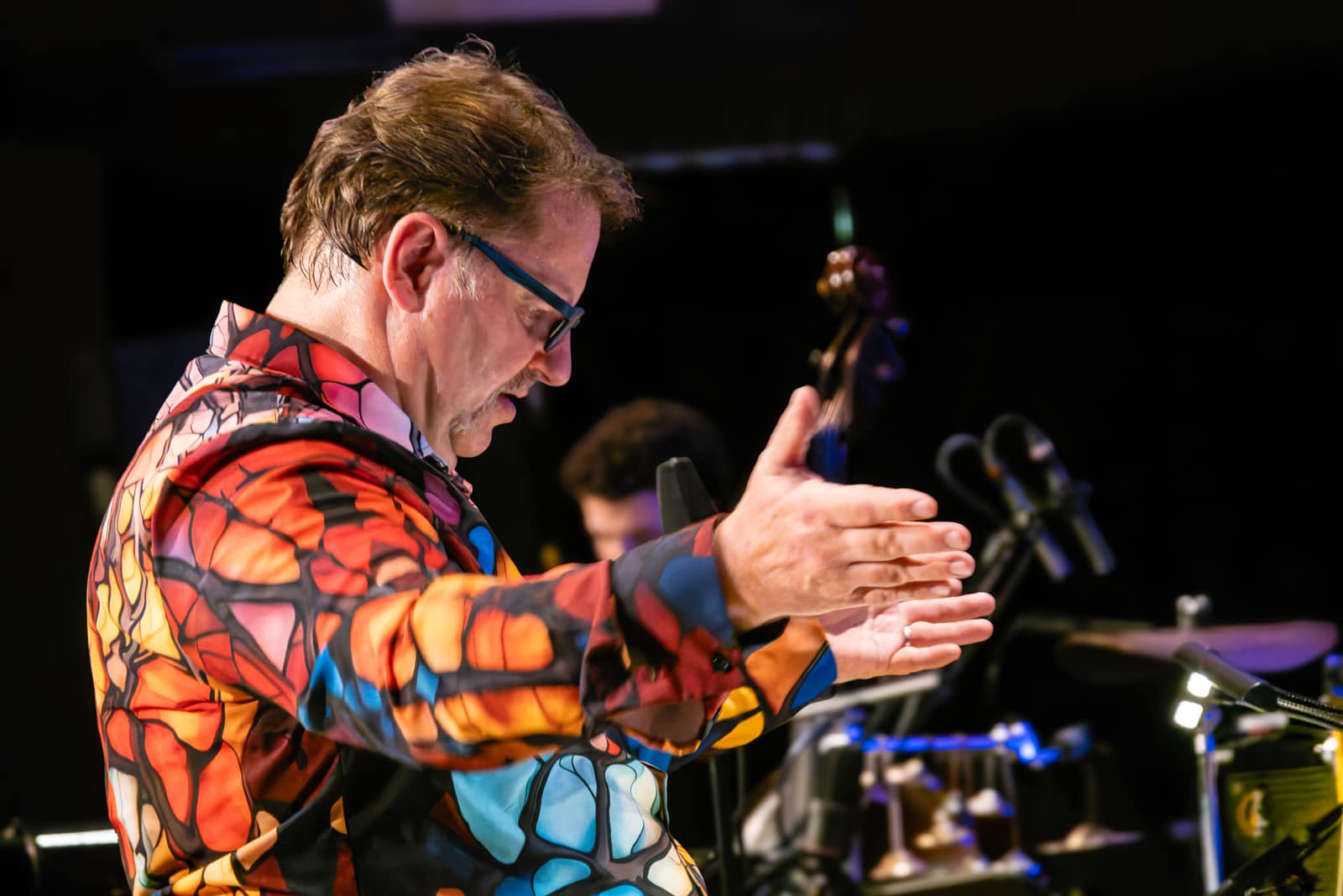 Dirigent leitet das gemeinsame Ensemble von NDR Bigband, Bundesjazzorchester und TOYTOY