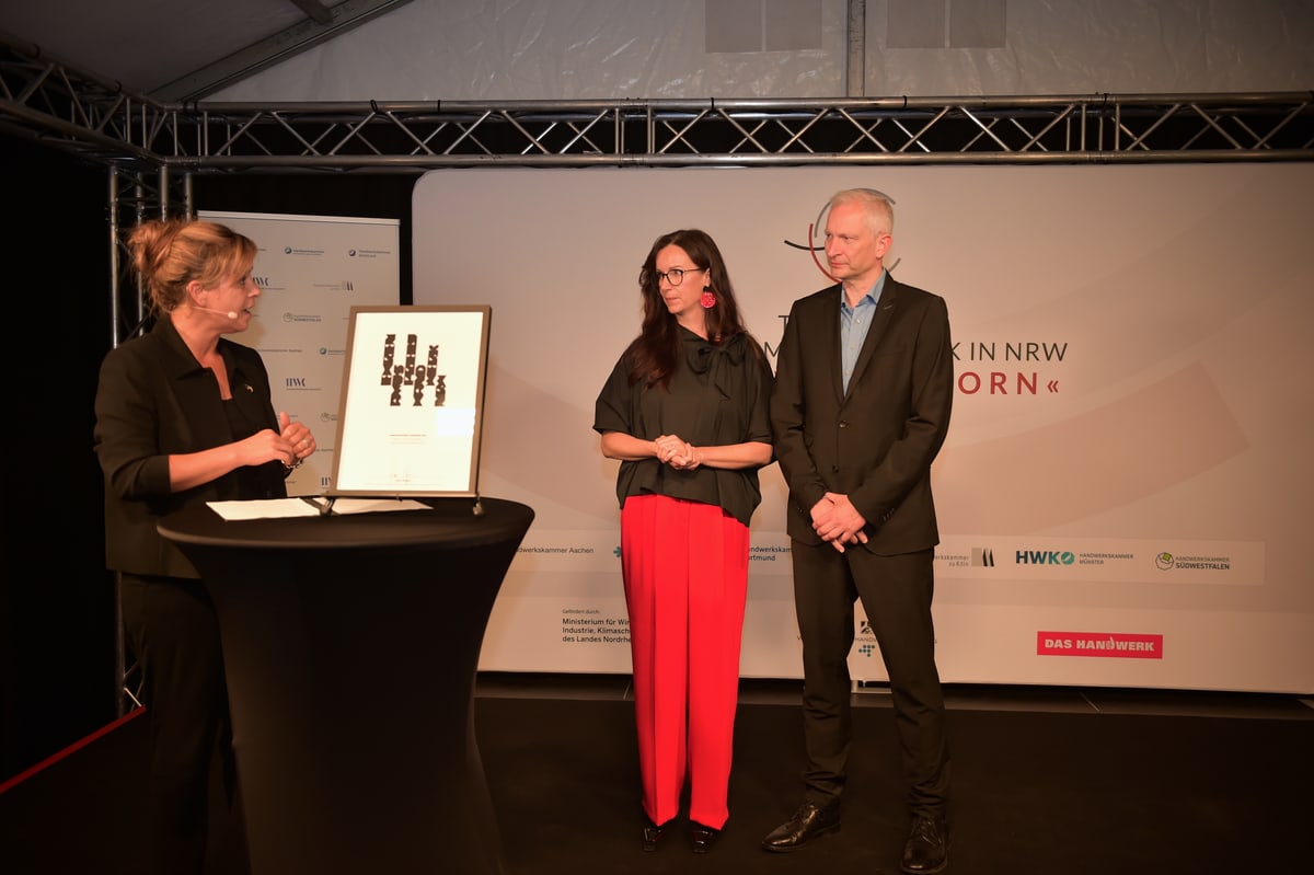 Mona Neubaur mit Nadine und Bernd Winkels bei der Verleihung des Ehrenamtspreises Handwerk NRW 2026