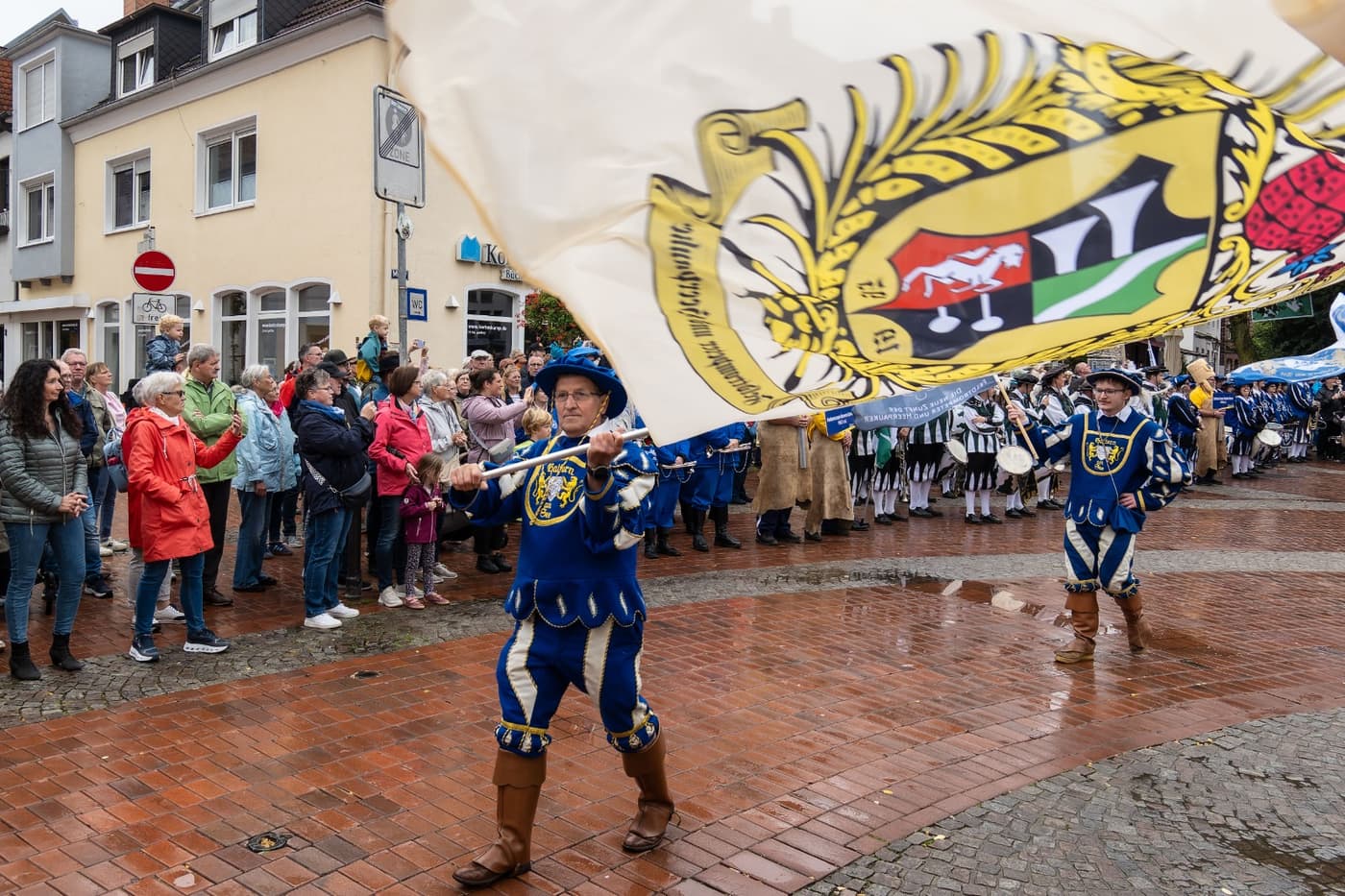 Fahnenschwenker der Fanfaren Haltern auf dem Marktplatz
