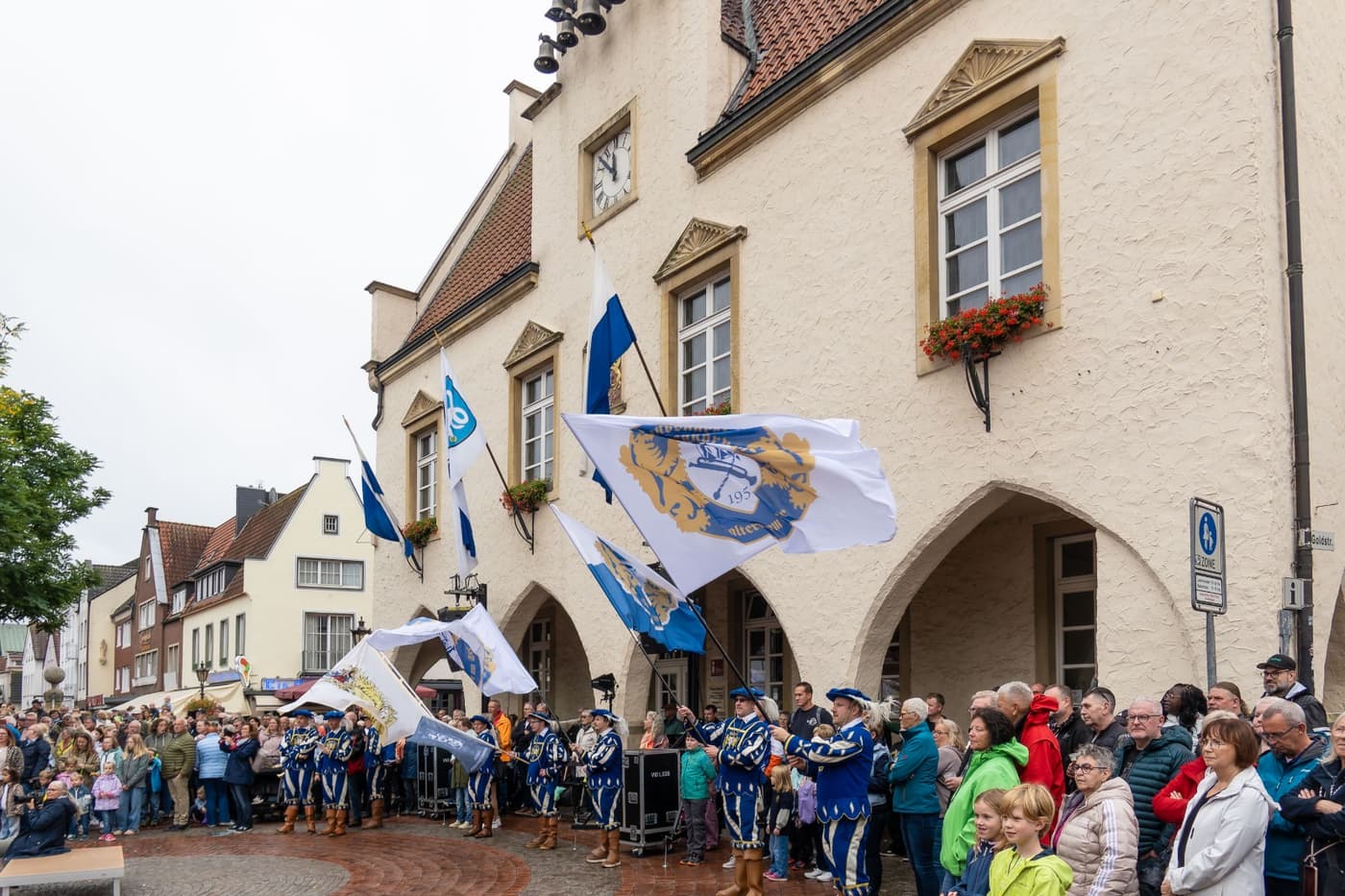 Vereinsfahnen der Fanfaren Haltern über der Innenstadt