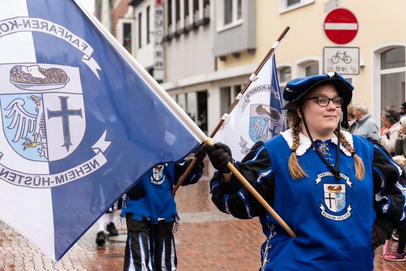 Fahnenträgerin des Fanfaren-Korps Neheim-Hüsten beim Sternmarsch in Haltern