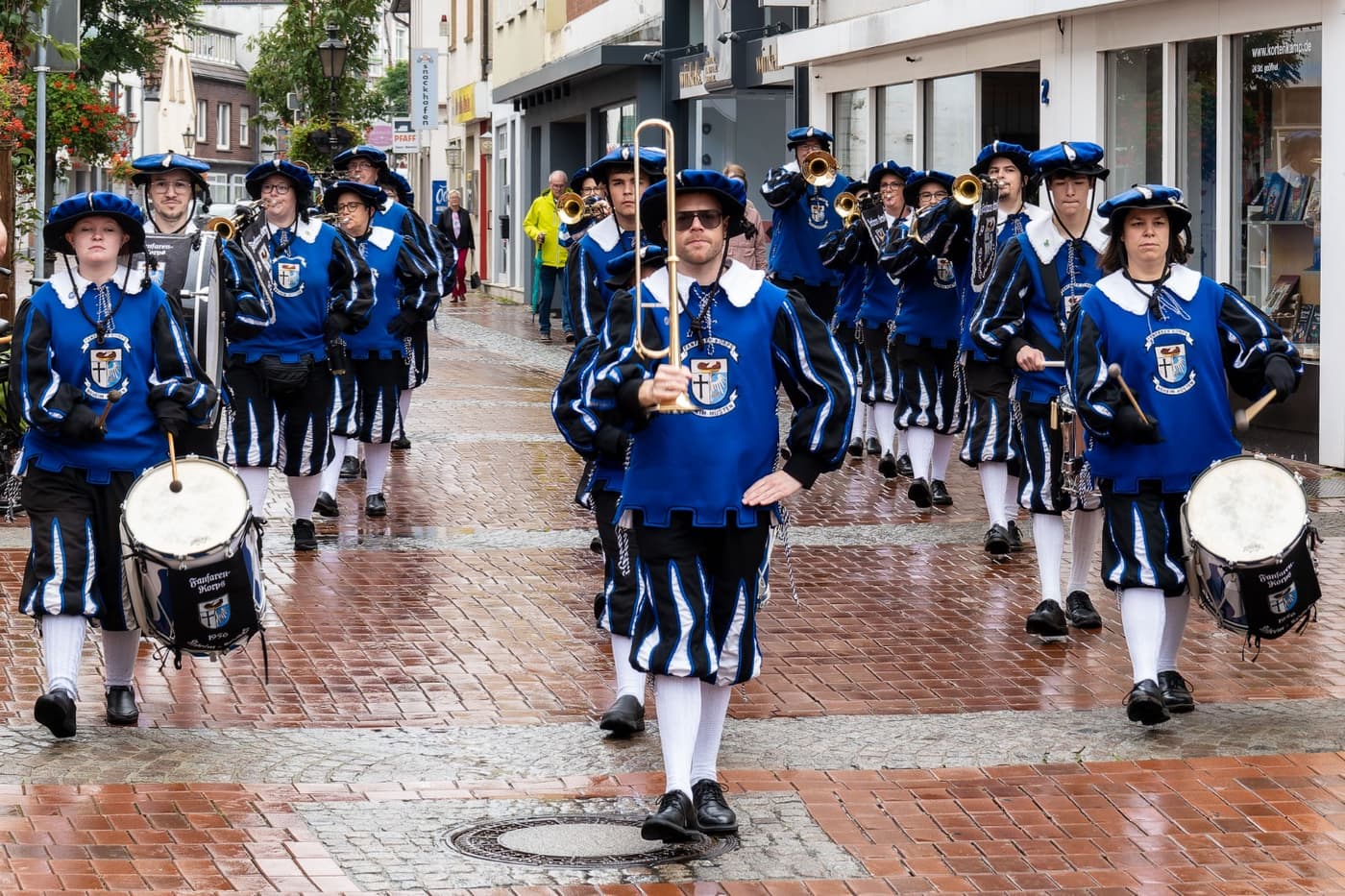 Musiker aus Neheim-Hüsten ziehen spielend durch die Halterner Innenstadt