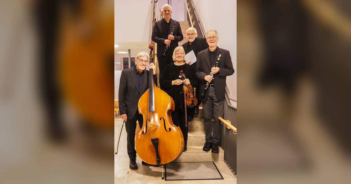 Fidele Tants mit Instrumenten vor dem Konzert in der Erlöserkirche Haltern