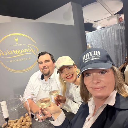 G&auml;ste an einem Gastronomiestand beim Heimatfest in Haltern