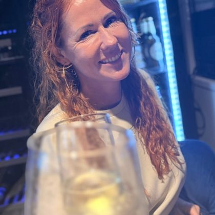 Besucherin mit Weinglas beim Heimatfest 2026 in Haltern