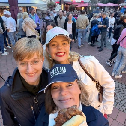 Drei Besucherinnen beim Heimatfest in der Halterner Innenstadt