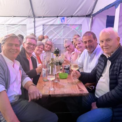 Besuchergruppe an einem Tisch beim Heimatfest in Haltern