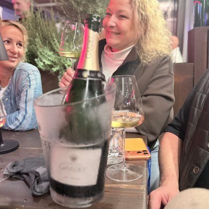 Besucherinnen mit Wein beim Heimatfest in Haltern