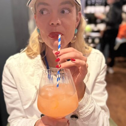 Besucherin mit Cocktail beim Heimatfest Haltern 2026
