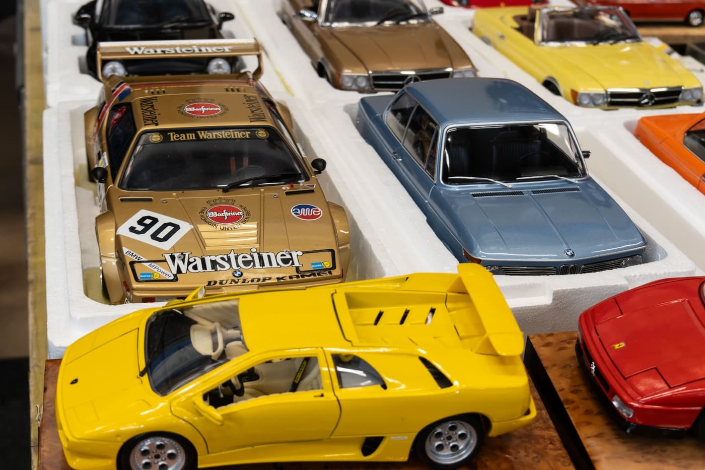 Modellautos, darunter Filmfahrzeuge, auf einem Verkaufstisch