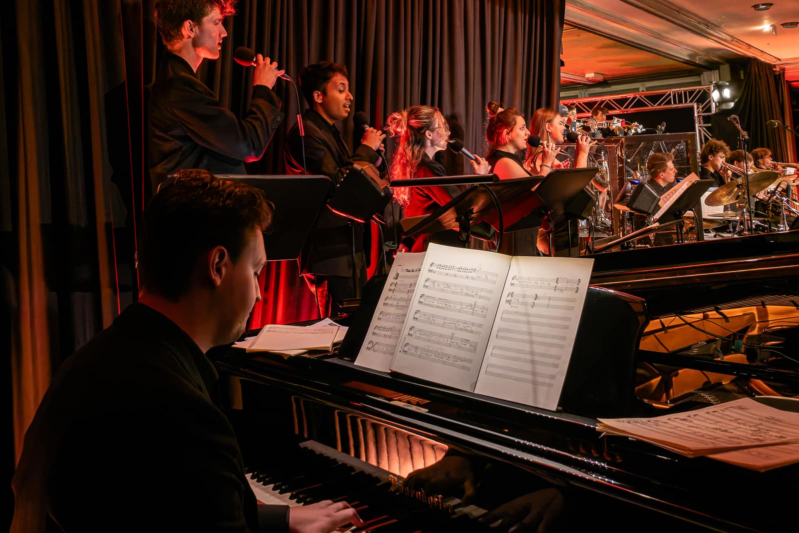 Pianist spielt vor der Bigband in der Aula des Schulzentrums Haltern
