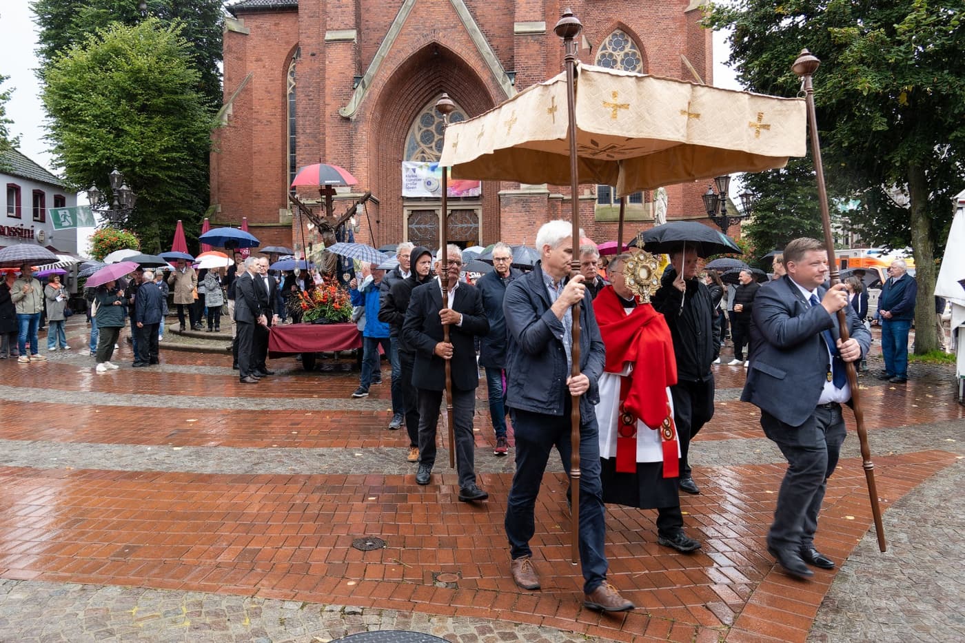 Teilnehmer der Kreuztracht ziehen unter dem Baldachin von St. Sixtus los
