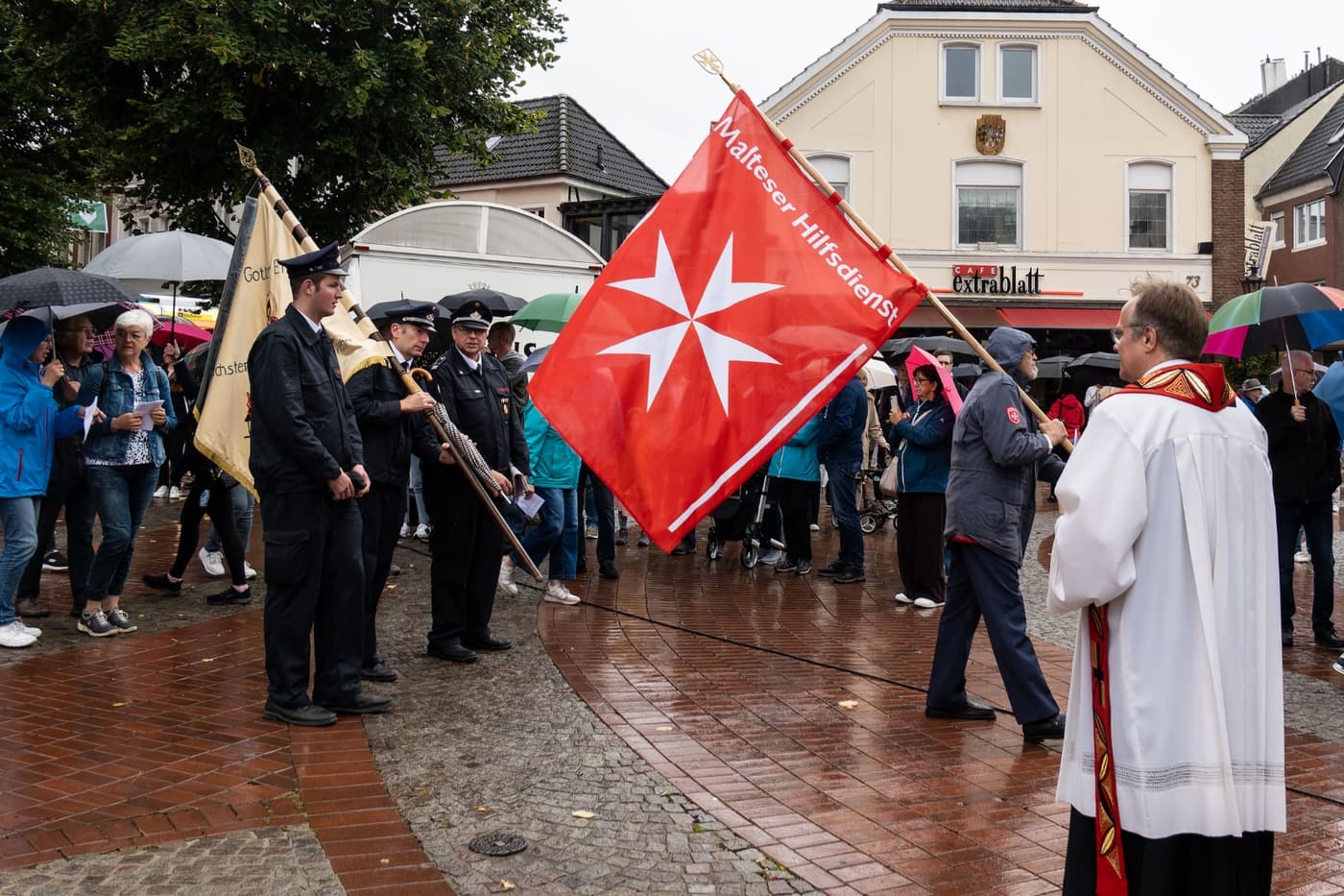 Fahnenträger bei der Kreuztracht auf dem Halterner Marktplatz