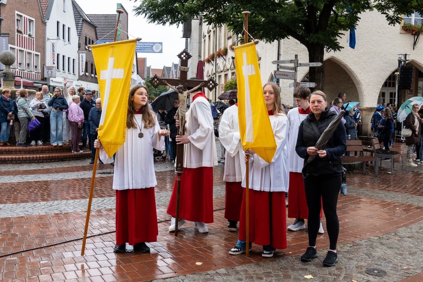 Messdiener mit Fahnen vor dem Beginn der Kreuztracht in Haltern