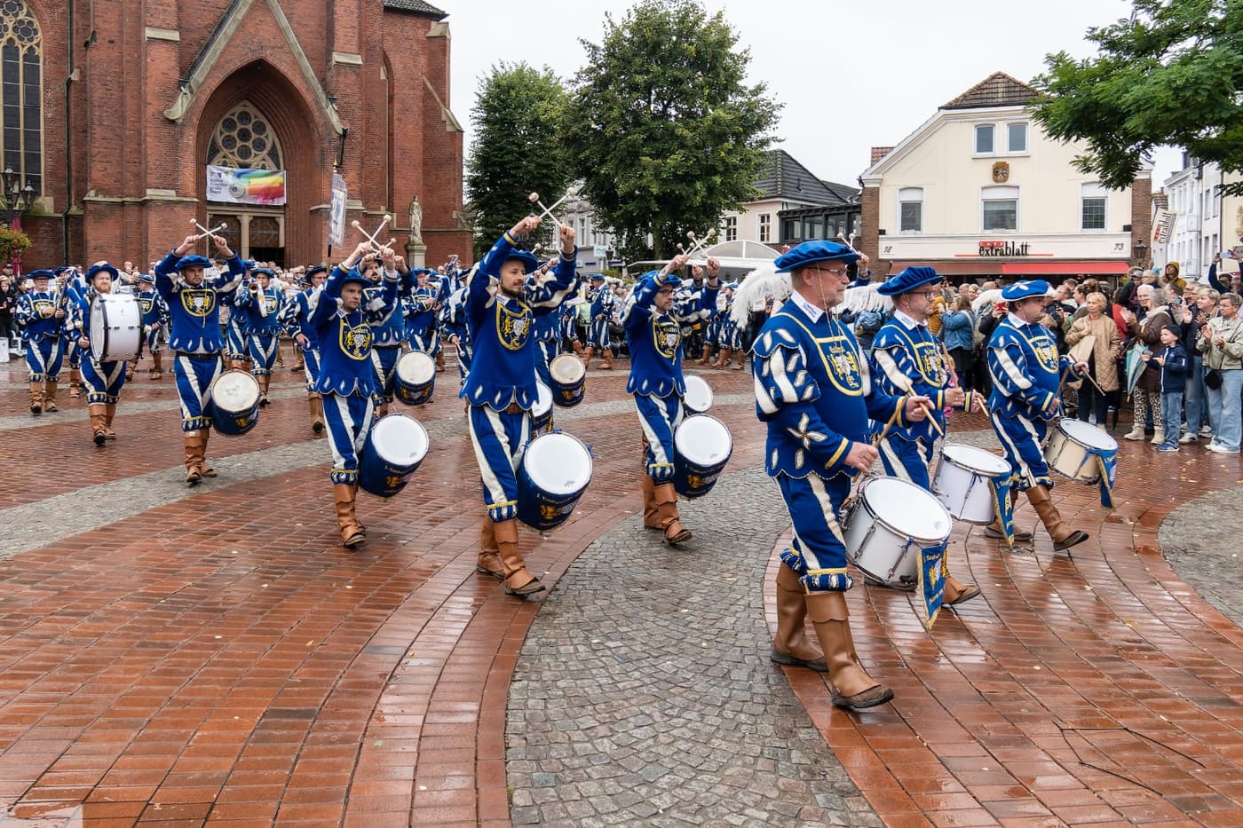 Landsknecht-Fanfaren Haltern ziehen mit Trommlern über den Marktplatz