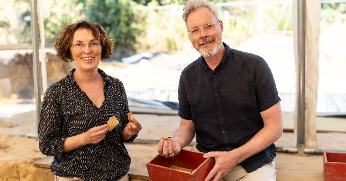 Archäologin Bettina Tremmel und Museumsleiter Josef Mühlenbrock auf dem Grabungsfeld in Haltern