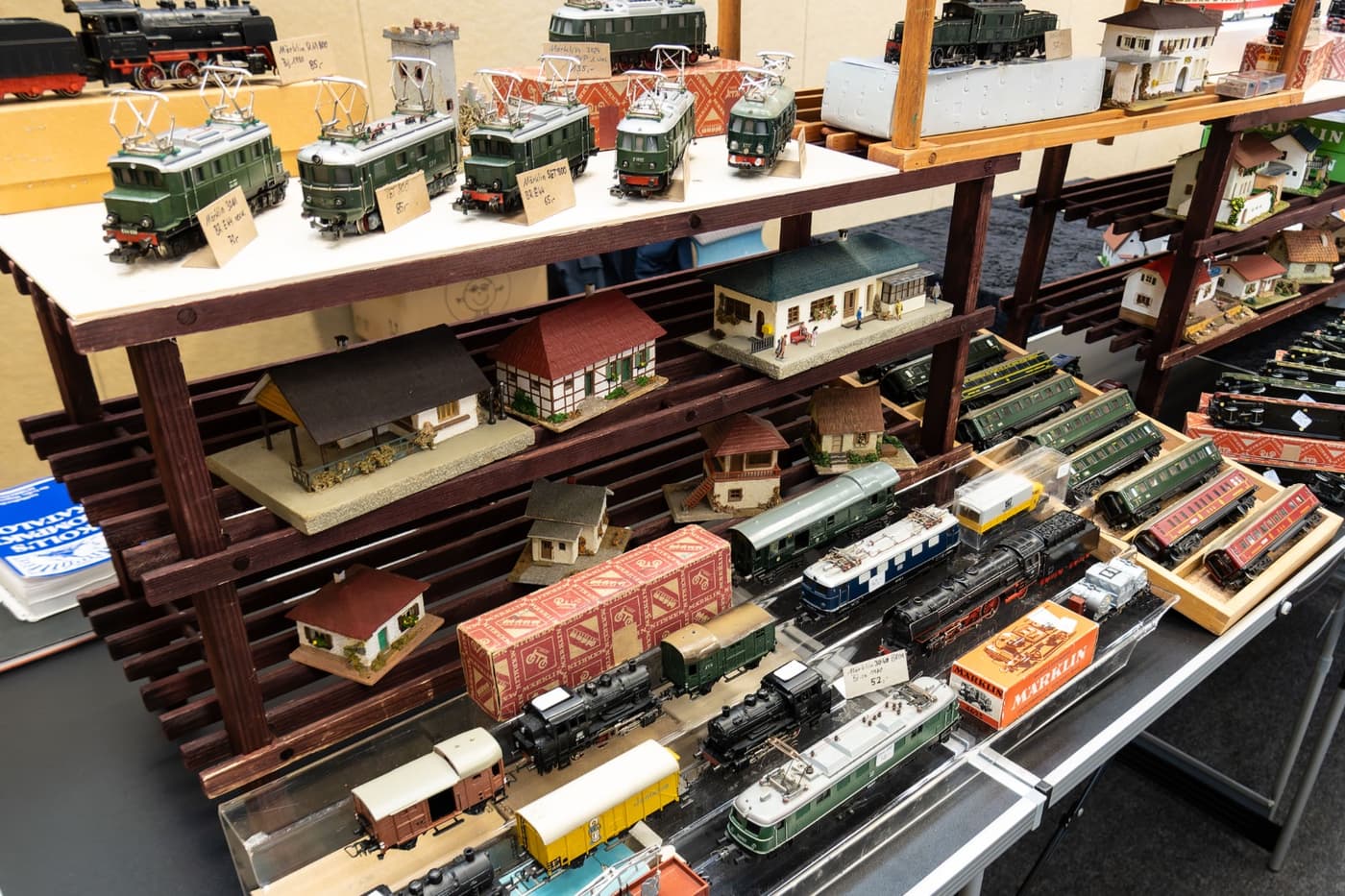Modelleisenbahn-Anlage mit Waggons, Häusern und Gleisen
