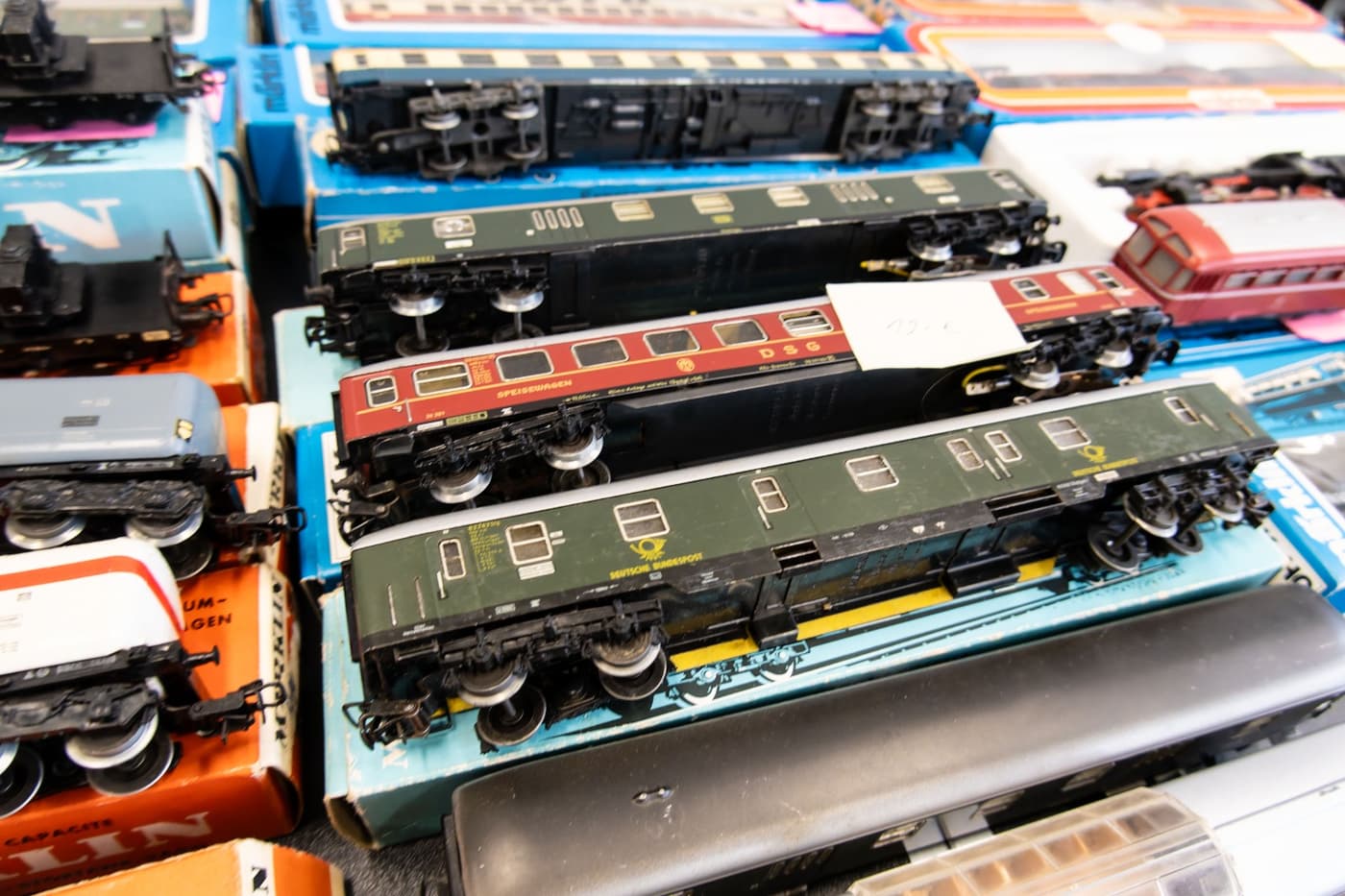 Mehrere Modelleisenbahn-Lokomotiven liegen auf einem Verkaufstisch