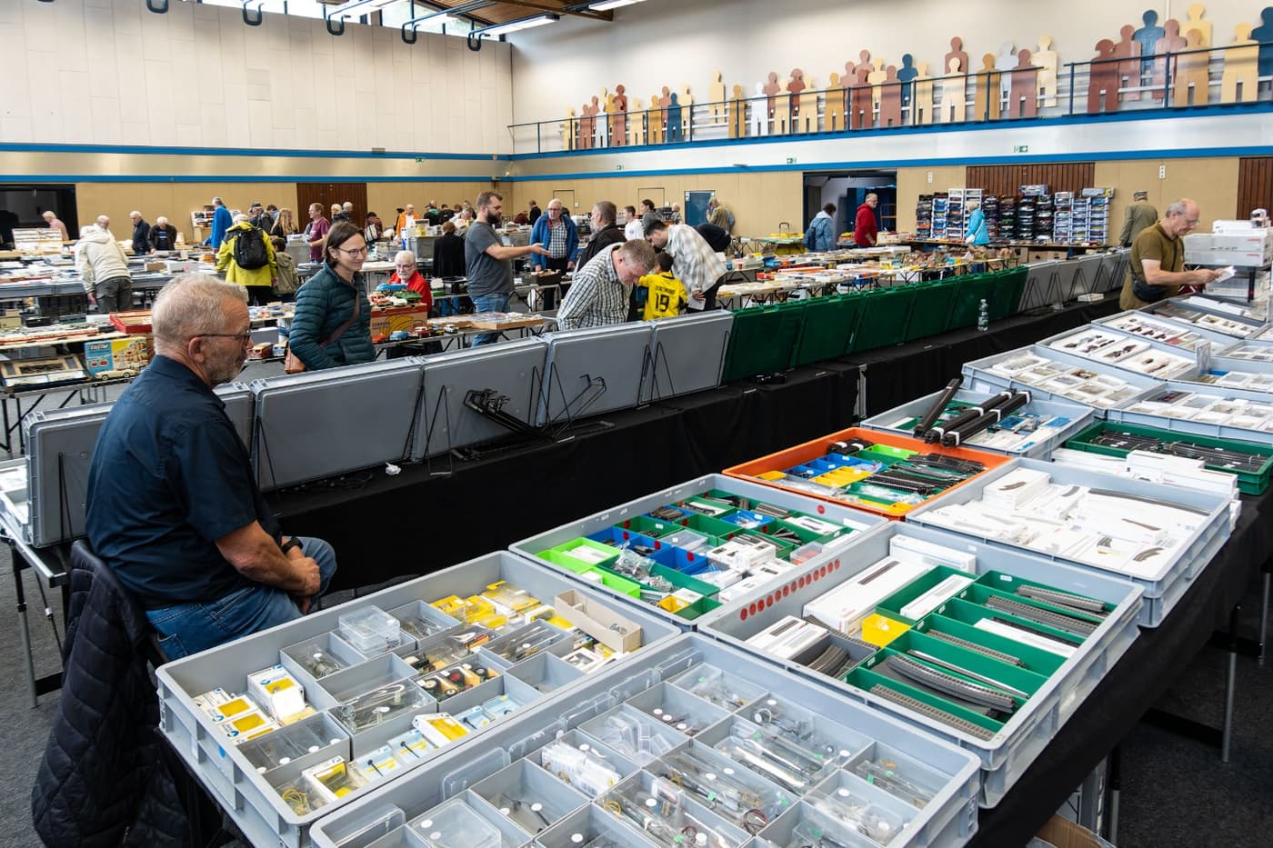 Blick über Verkaufstische beim Modellspielzeugmarkt in der Seestadthalle