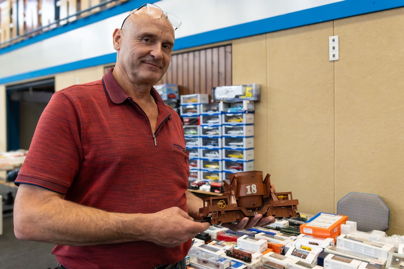Aussteller zeigt ein Modell aus der Montanindustrie des Ruhrgebiets