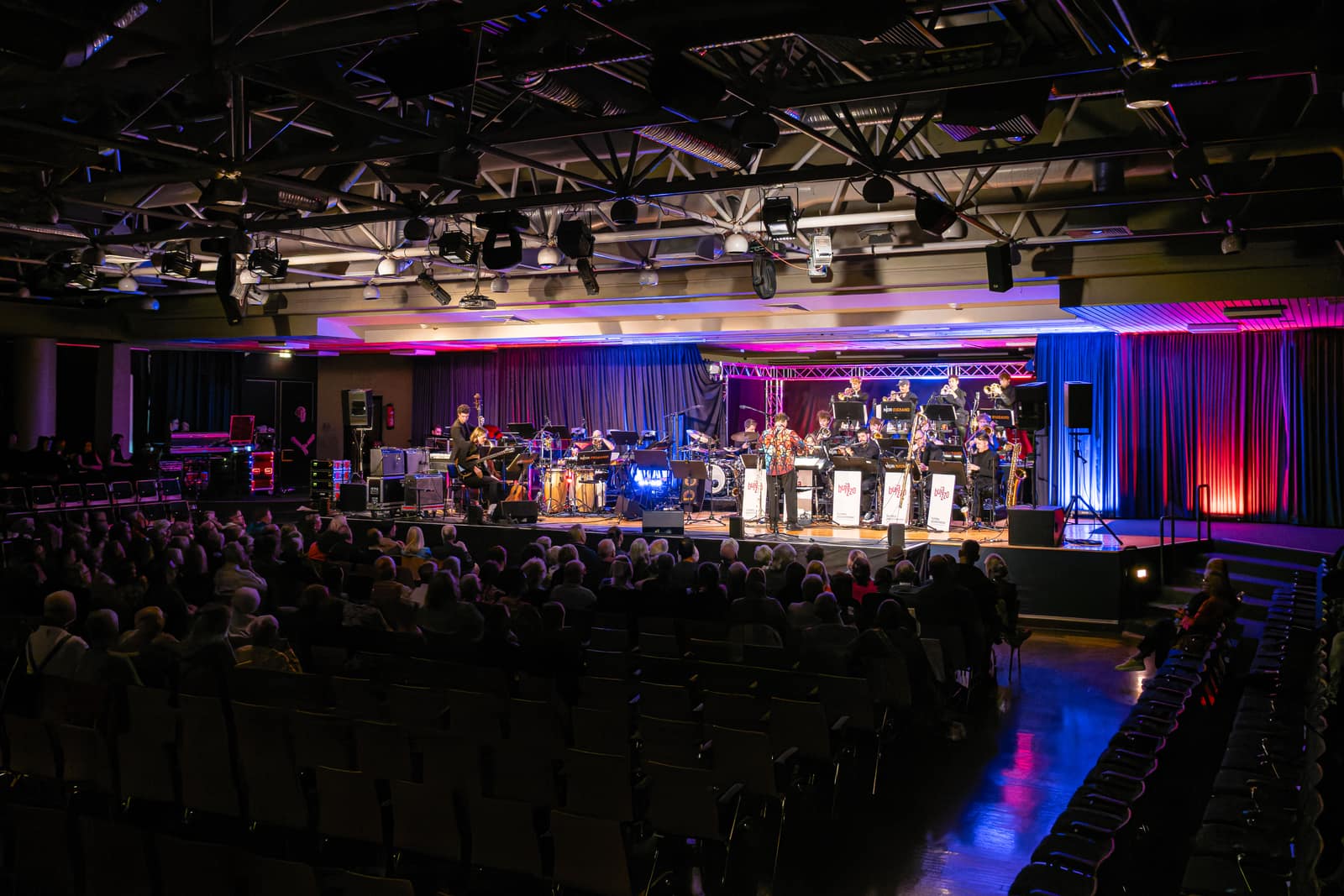 Blick über das Publikum auf die Bühne beim Jazzkonzert in der Aula des Schulzentrums Haltern