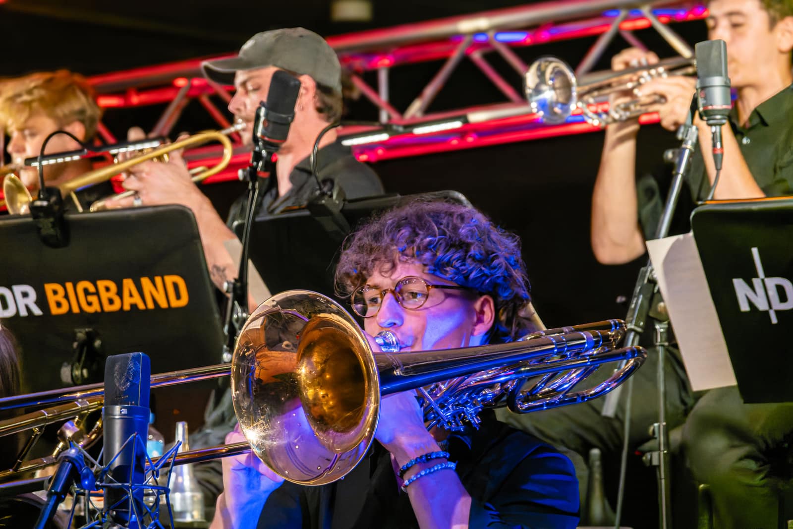 Posaunist spielt vor einem Notenpult der NDR Bigband in Haltern