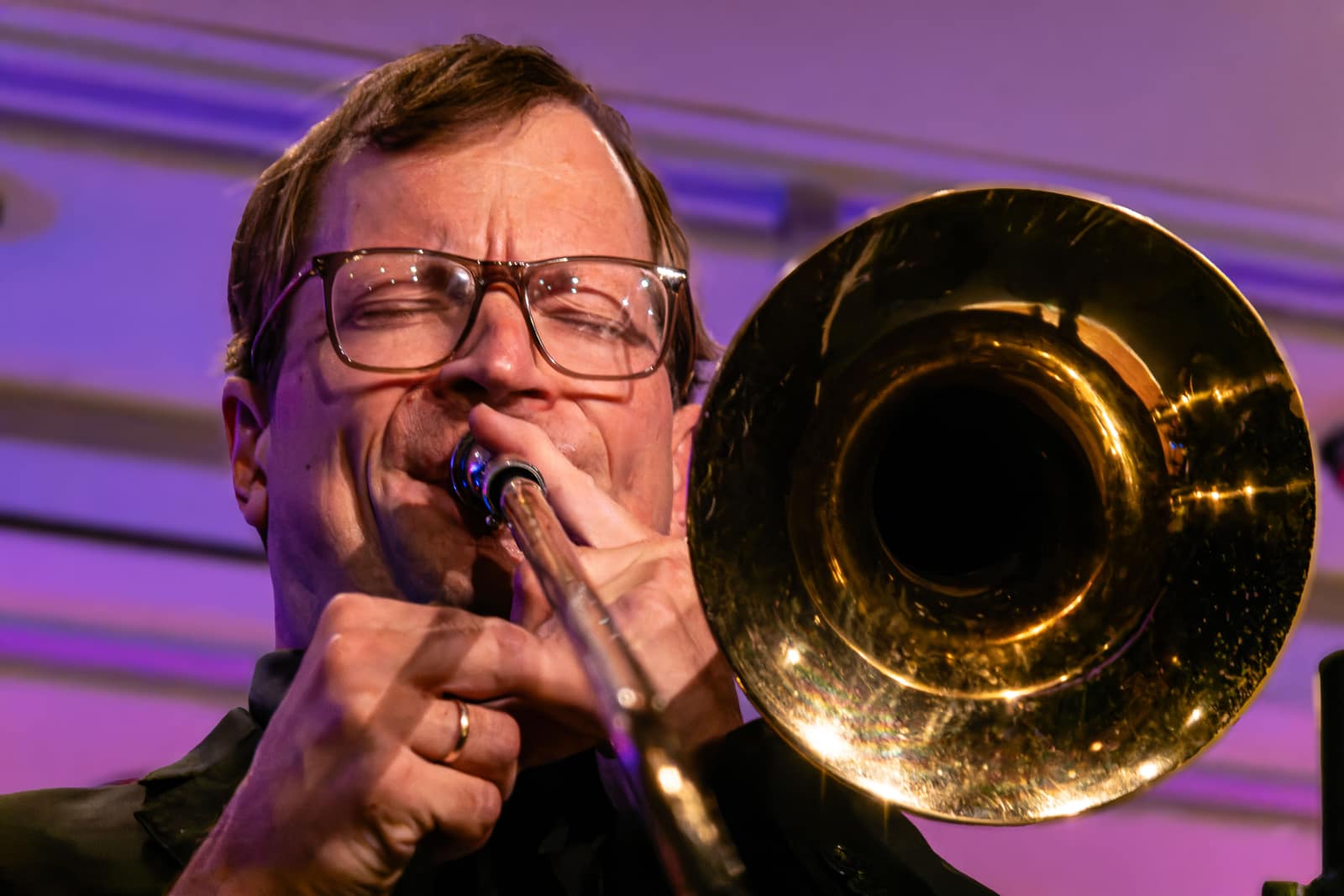 Nahaufnahme eines Posaunisten beim Jazzkonzert in Haltern