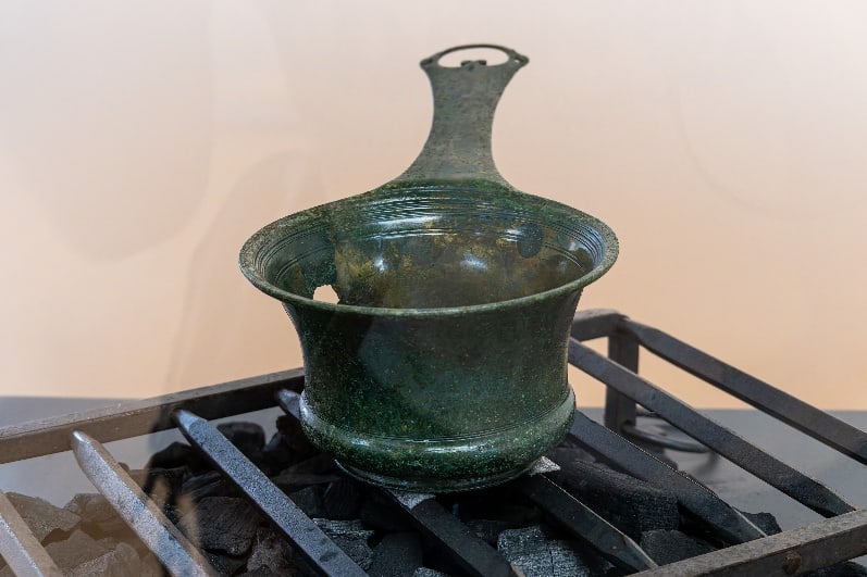Bronzene römische Schöpfkelle in einer Ausstellungsvitrine