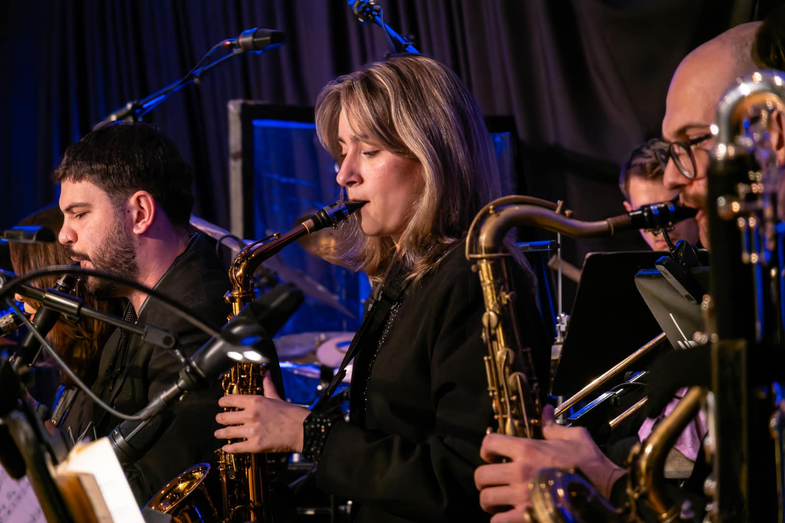 Saxofonisten spielen beim gemeinsamen Konzert von NDR Bigband und Bundesjazzorchester