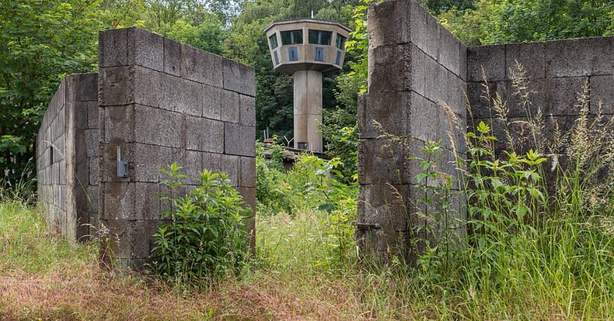 Wachturm und Betonmauern im Sondermunitionsdepot Visbeck