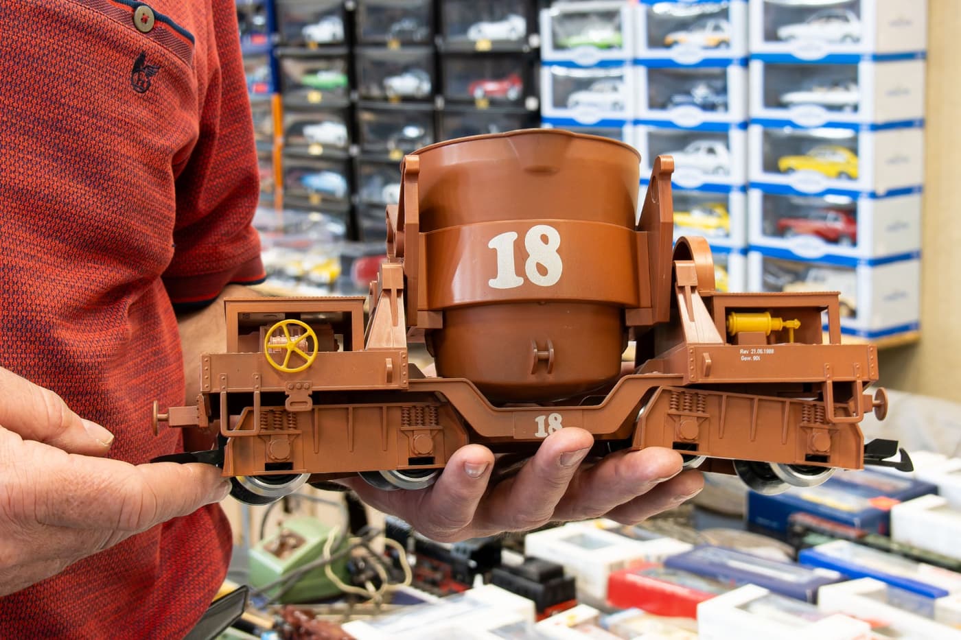 Modell eines Spezialwagens aus der Montanindustrie auf den Händen eines Ausstellers