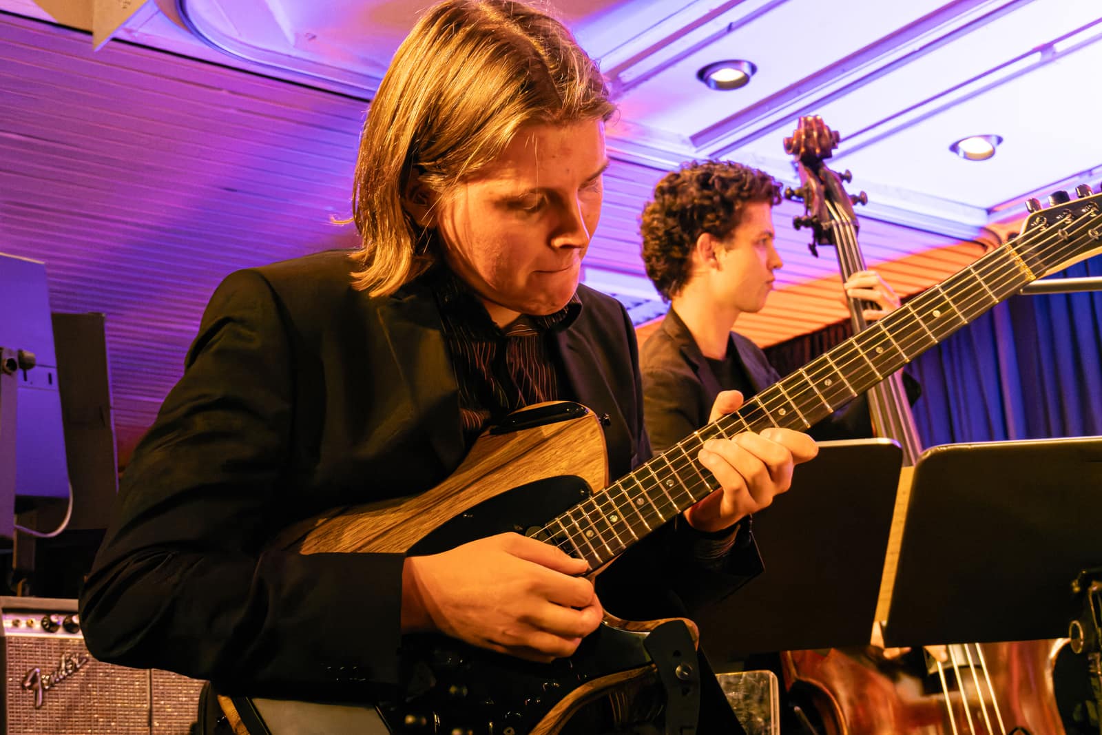 Gitarrist und Bassist spielen beim Konzert von NDR Bigband, Bujazzo und TOYTOY in Haltern