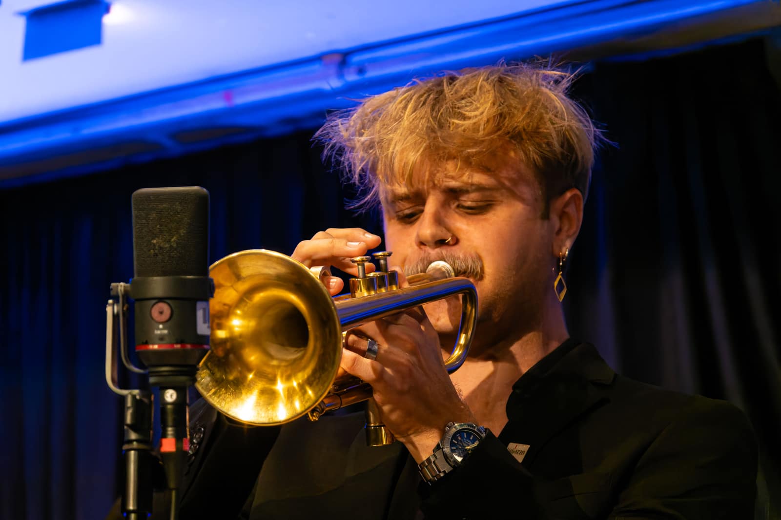 Trompeter spielt ein Solo beim Konzert in Haltern am See