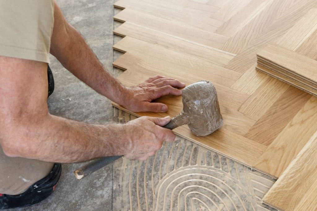 Handwerkliche Verlegung eines Parkettbodens