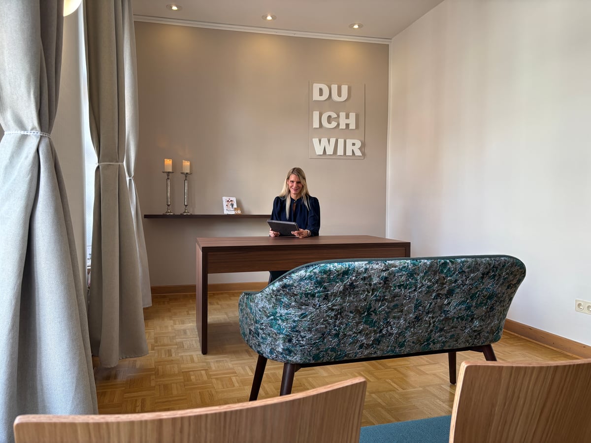 Gemusterte Sitzbank für das Brautpaar im Trauzimmer in Haltern