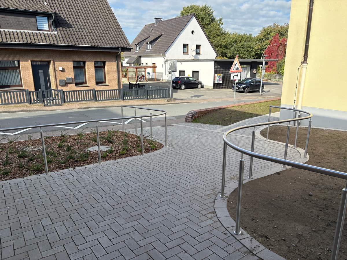 Gepflasterter barrierefreier Zugang mit Geländer an der Grundschule Lavesum