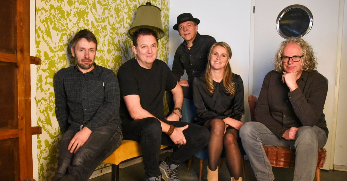 Die fünf Mitglieder der Halterner Band MOTEL auf einem gemeinsamen Bandfoto