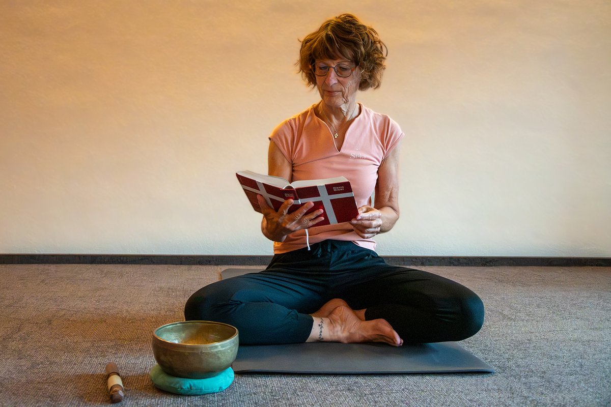 Maria Schotte liest beim christlichen Yoga in der Bibel