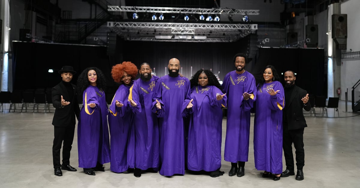 Die New York Gospel Stars in violetten Chorroben auf einem Gruppenfoto von 2025