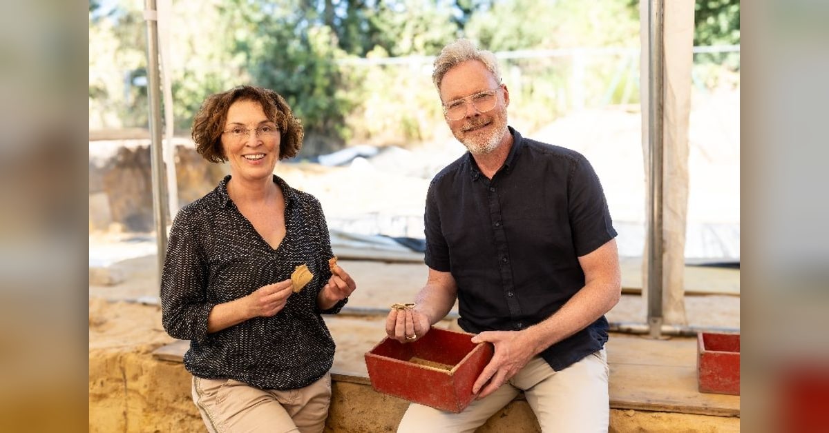 Archäologin Bettina Tremmel und Museumsleiter Josef Mühlenbrock auf dem Grabungsfeld in Haltern