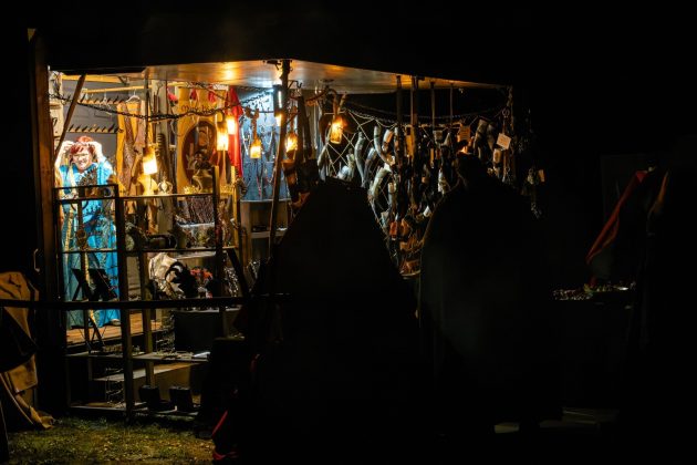 Laternen beleuchten das Warenangebot eines H&auml;ndlerstandes am Abend