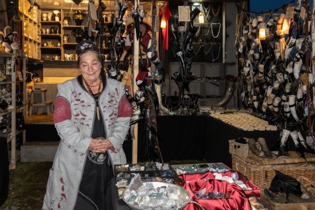 Schmuck und weitere Waren f&uuml;llen den Stand einer H&auml;ndlerin