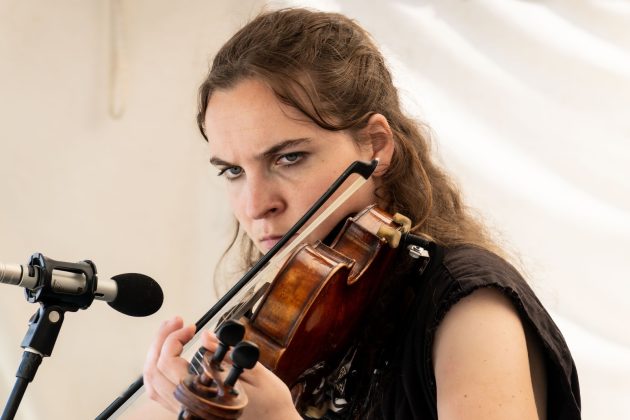 Konzentriert spielt die Geigerin vor dem B&uuml;hnenmikrofon