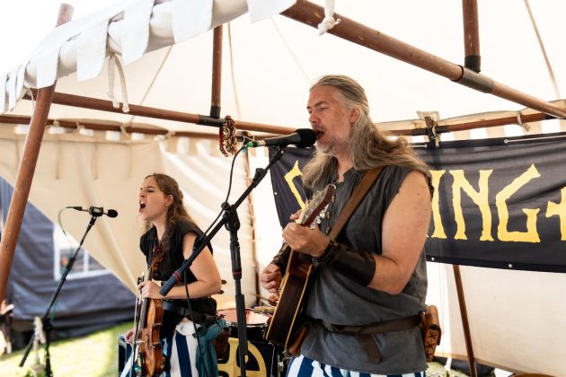Gesang und Saitenmusik begleiten das Treiben auf dem Mittelaltermarkt