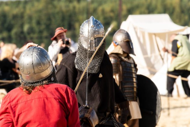 Helme und Kettengeflecht sch&uuml;tzen die Teilnehmer beim Schaukampf