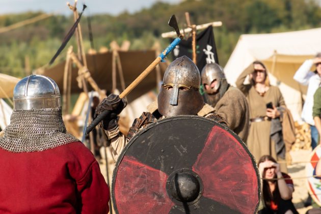Rote und schwarze Schilde treffen beim Schaukampf aufeinander