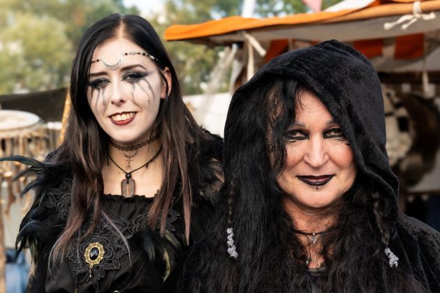 Dunkle Schminke und schwarze Gew&auml;nder erg&auml;nzen die Fantasyseite der SEErenade