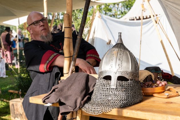 Helm, Kettengeflecht und weitere Ausr&uuml;stung liegen am Lagerplatz bereit
