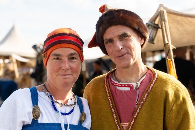 Farbige Kopfbedeckungen und Gew&auml;nder pr&auml;gen den Auftritt dieses Duos